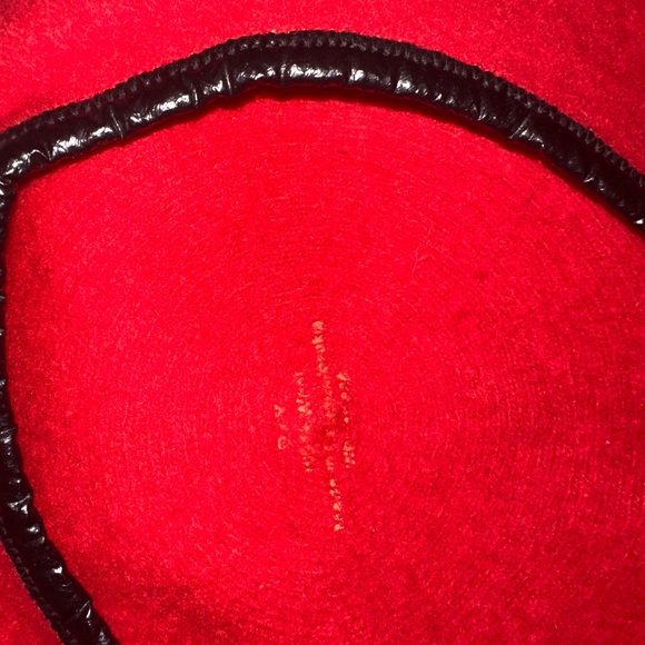 Chic vintage Red Beret with Black Accent - Picture 3 of 3